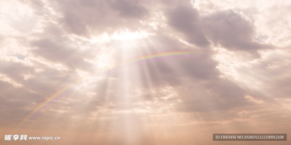 阳光穿透云层壮丽景象