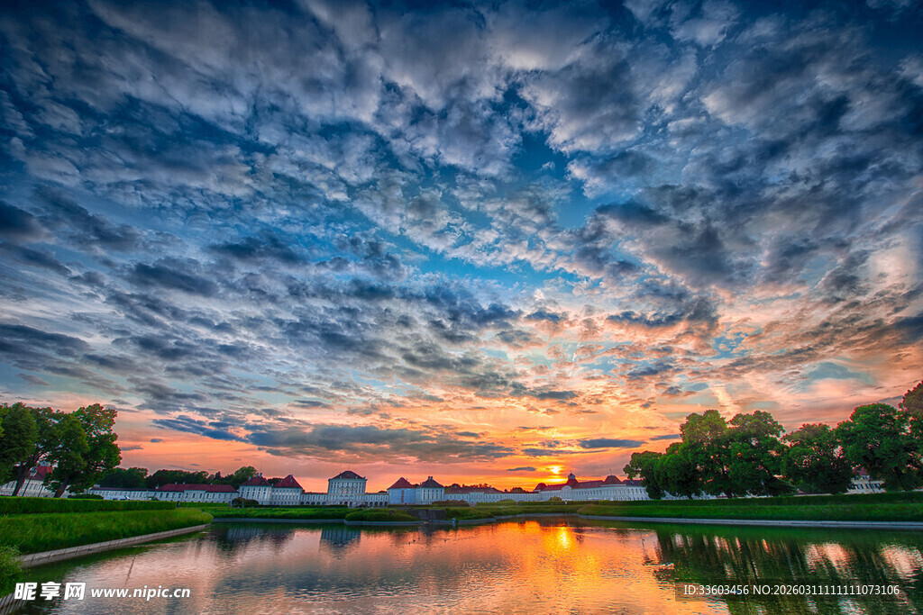 湖畔绚丽晚霞天空美景