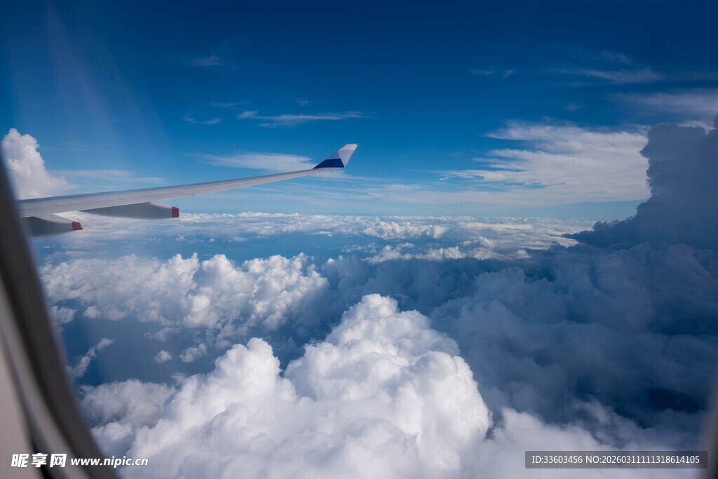 机窗外的云端飞机美景