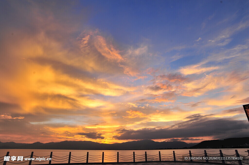 海边绚丽晚霞美景