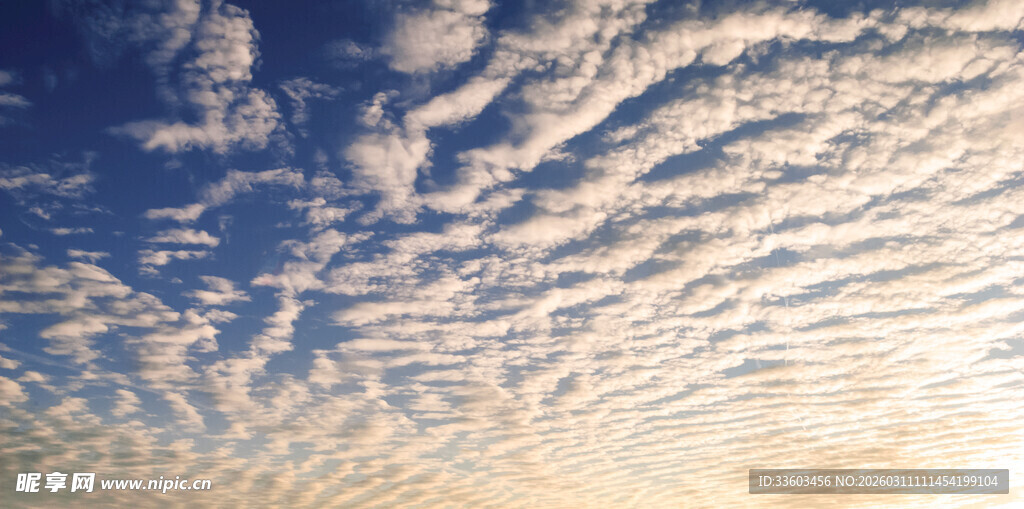 天空中的美丽絮状云彩