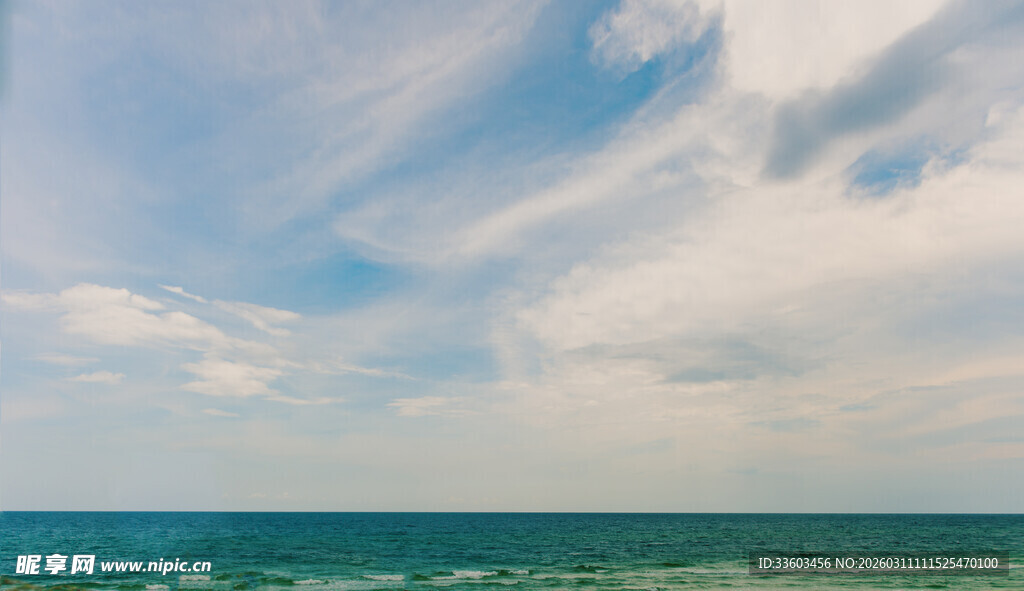 碧海蓝天间的壮阔海景