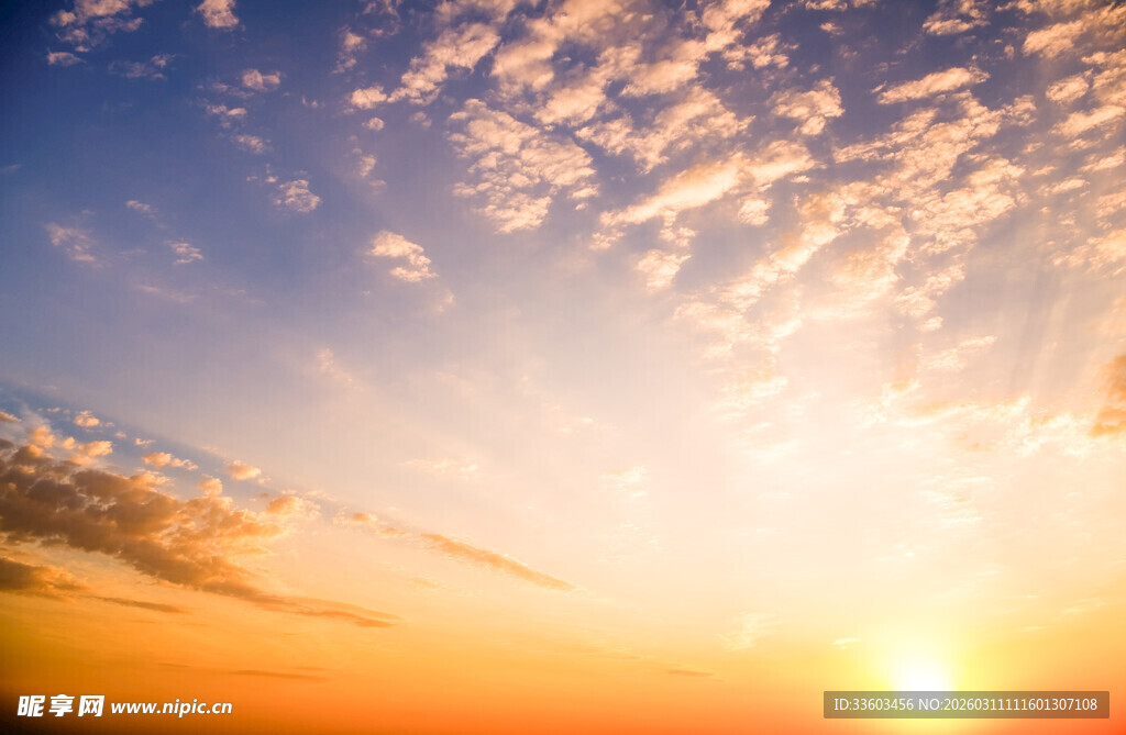日出时分的绚丽天空
