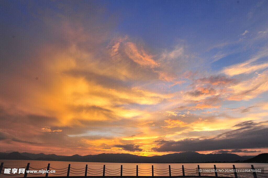 绚丽晚霞下的海边美景
