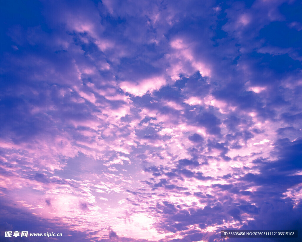 梦幻紫色天空云彩美景
