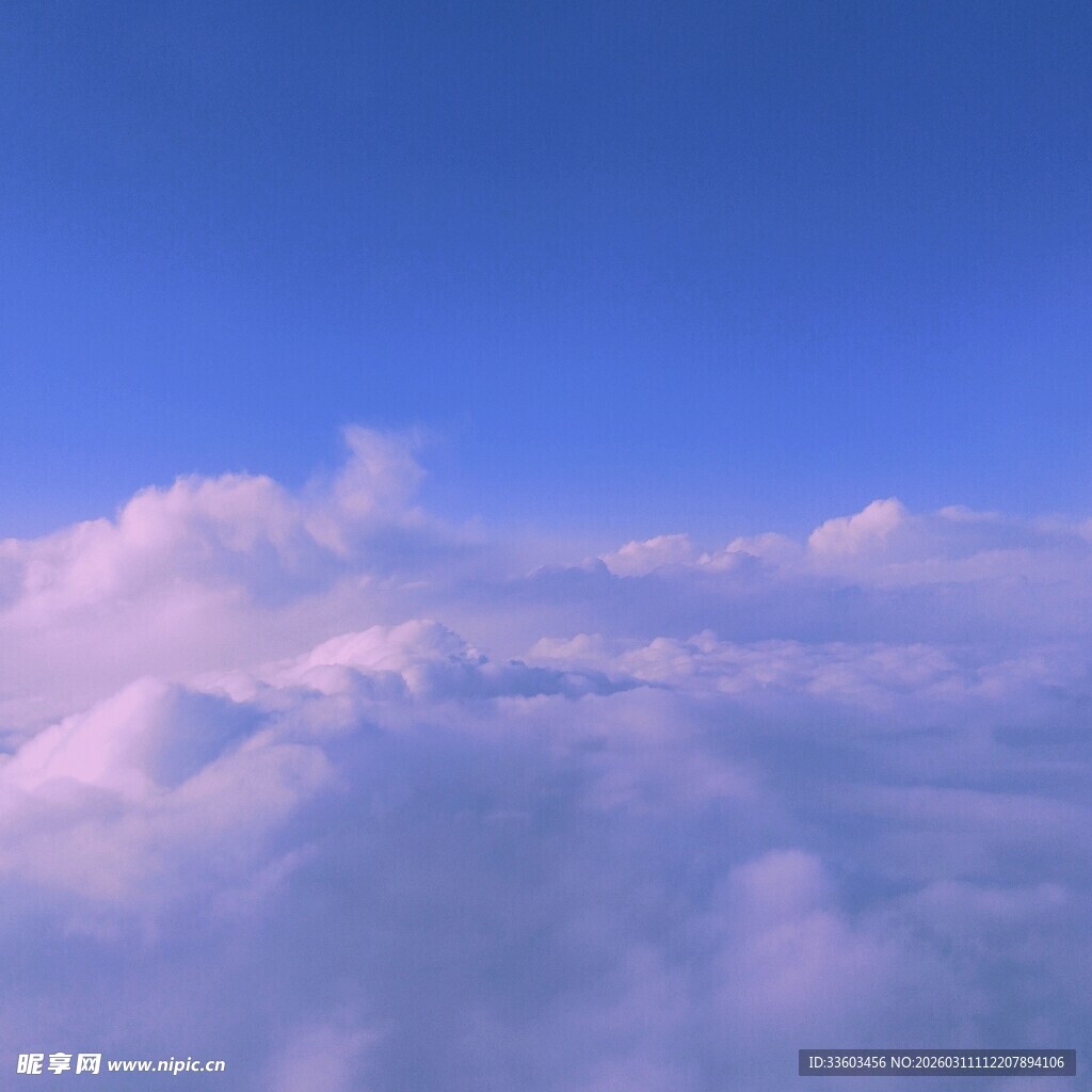 云海之上的梦幻蓝天