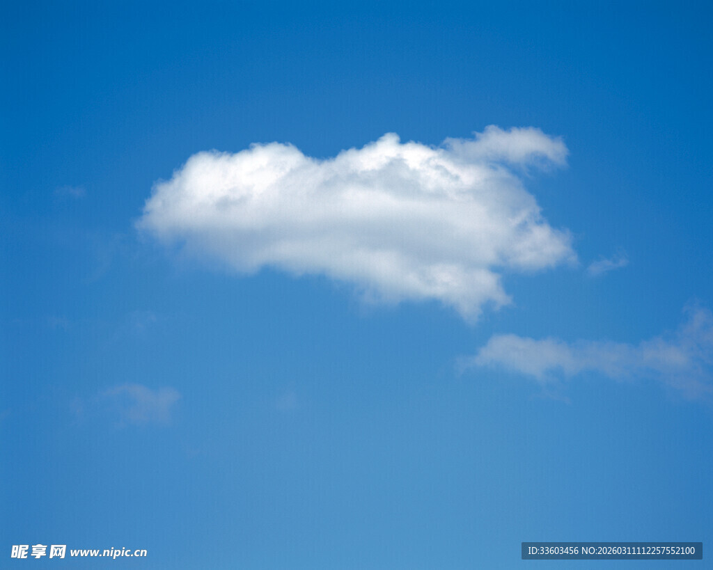 蓝天下的孤独白云