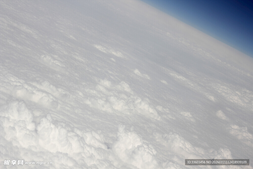 高空俯瞰洁白云层景观