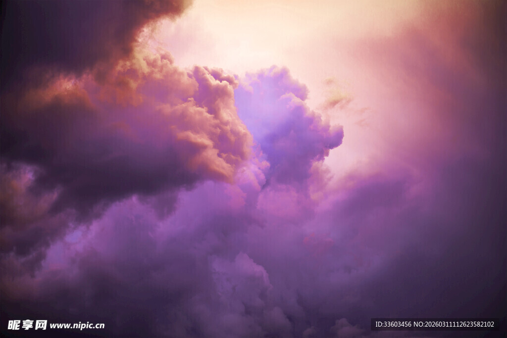 梦幻紫色天空中的绚丽云彩