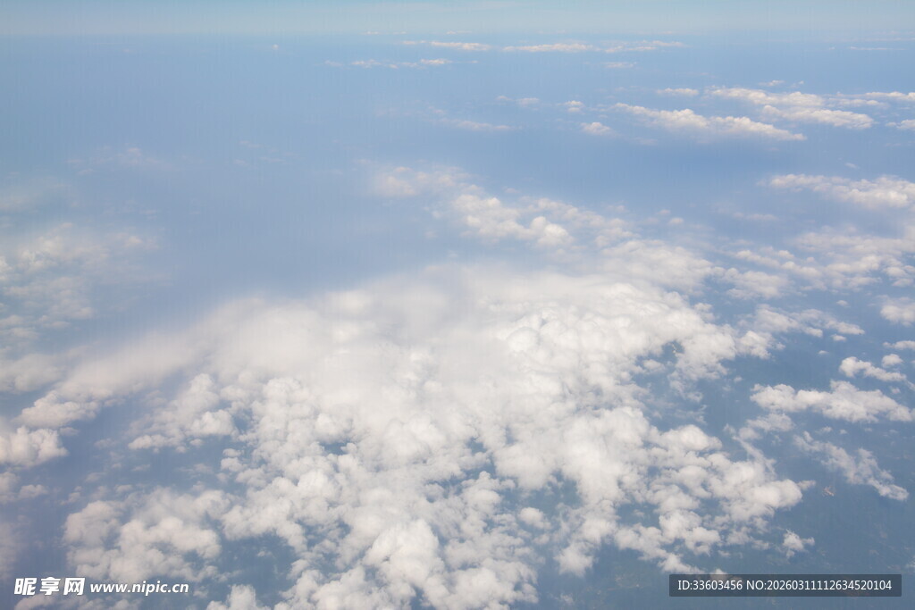 高空俯瞰的壮丽云海景观