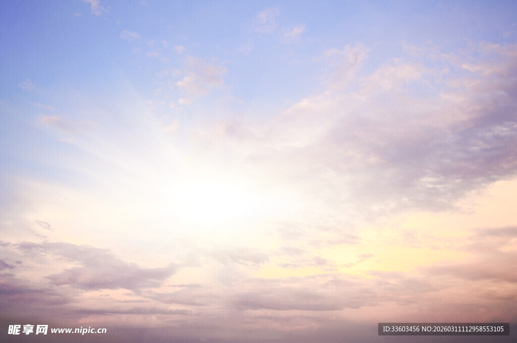 日出时分的绚烂天空