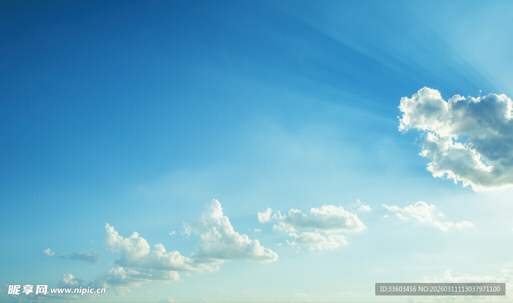 晴朗蓝天飘着几朵白云