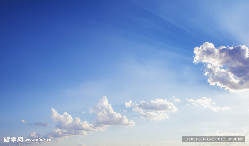 晴朗蓝天飘着几朵白云
