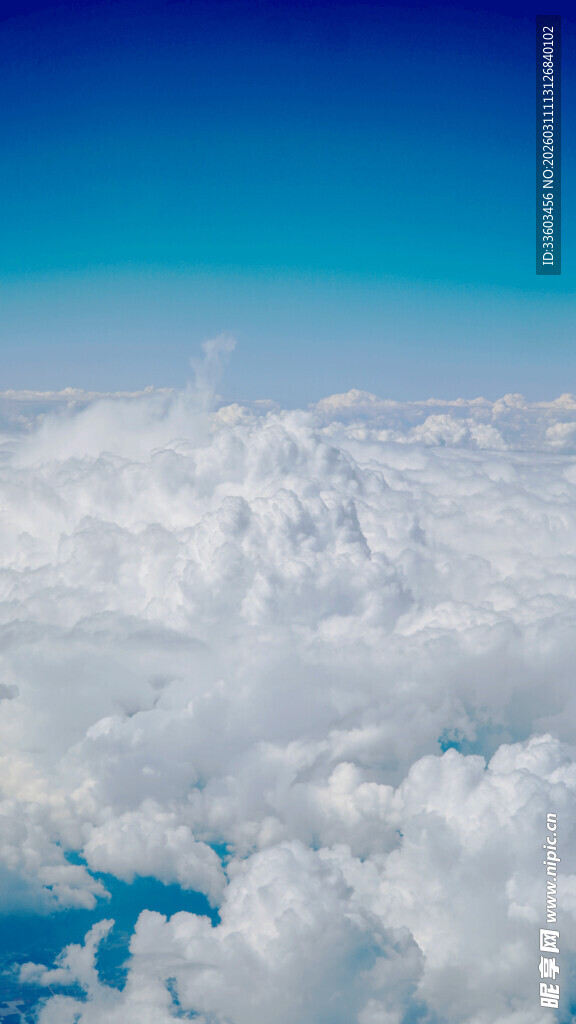 蓝天之上的蓬松云朵