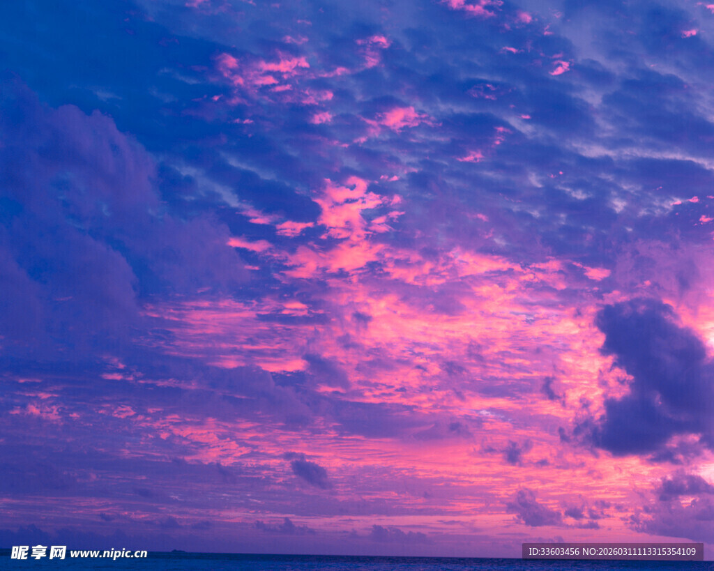 梦幻粉紫天空下的海面