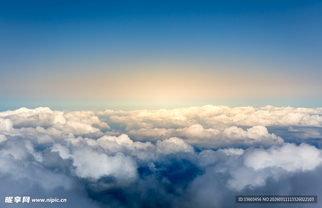 云端之上的壮丽日出景观