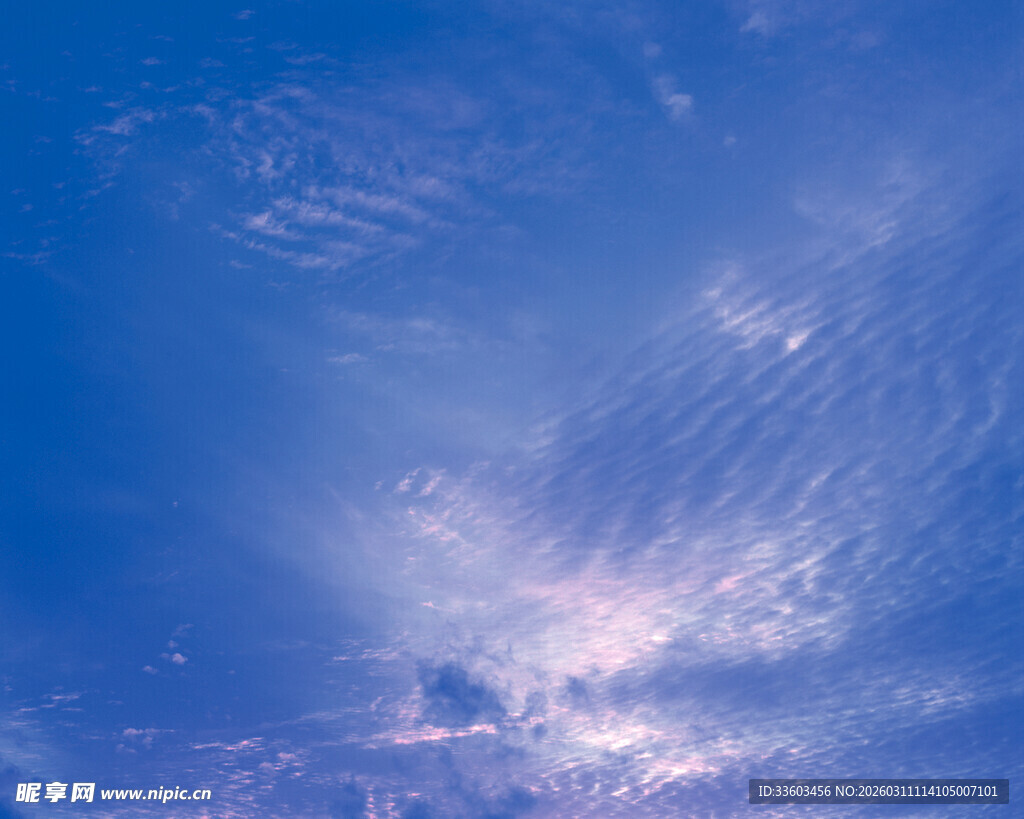 梦幻蓝色天空中的柔美云彩