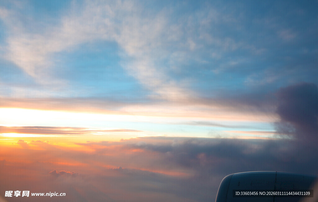 飞机上的壮丽日出景观