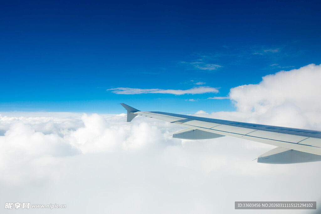 飞机翱翔于云海之上