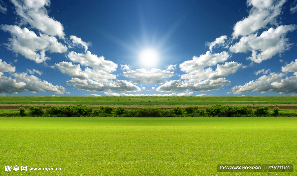 广阔草原上的蓝天白云