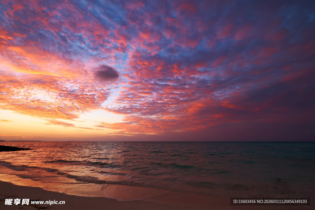 海边绚丽晚霞与天际圆月