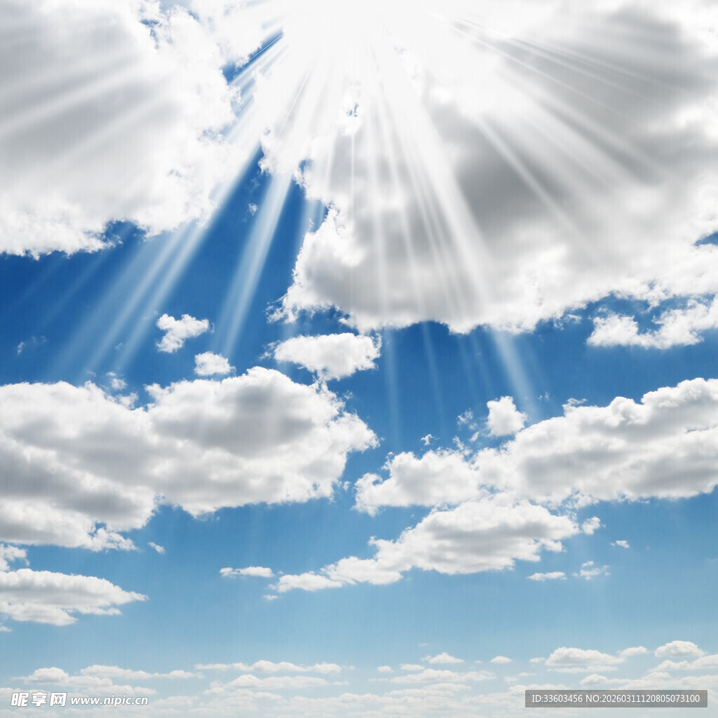 晴朗天空下的耀眼阳光