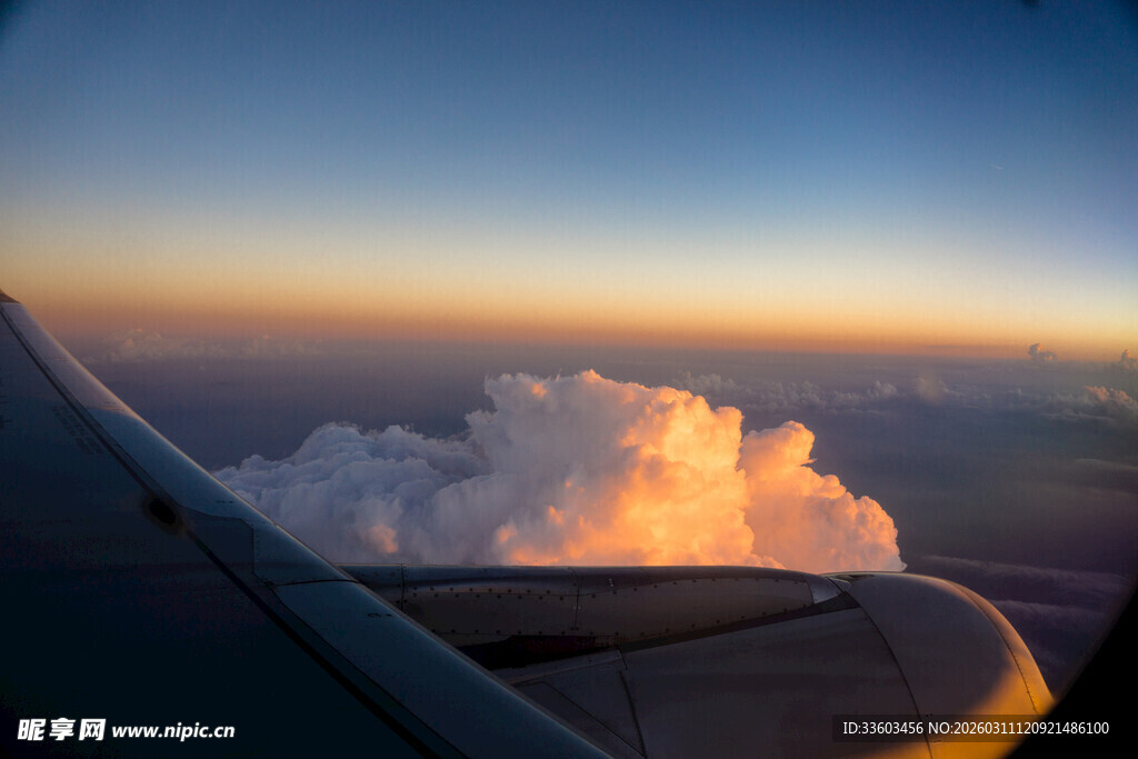 机窗视角下的壮丽云海