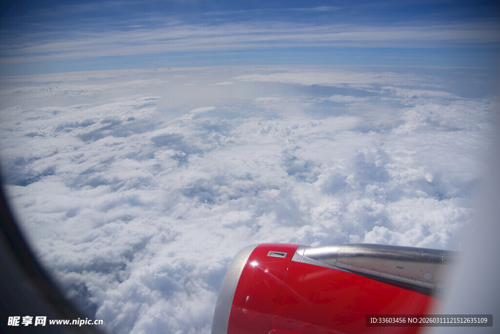 机窗外的云海与机翼