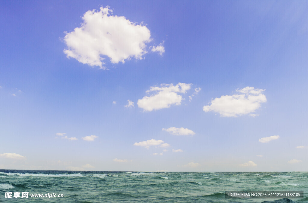 蓝天碧海间的悠悠白云