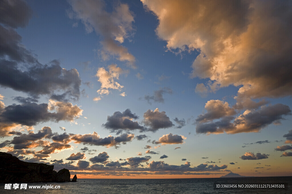 海边日落时分的绚烂云彩