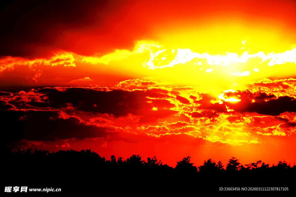 壮丽夕阳下的绚烂天空