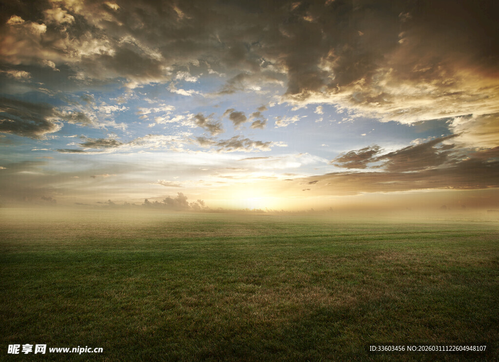 草原上的壮丽日出景象