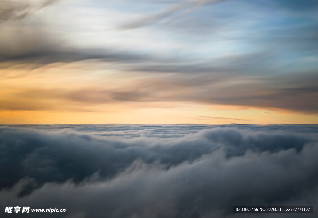 云海之上的壮丽日出景观