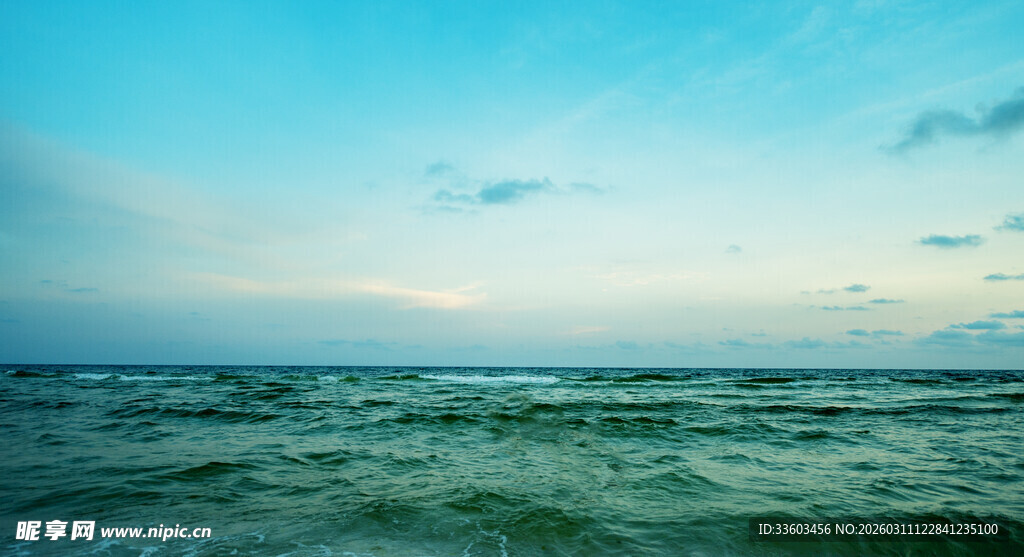 广阔海面与蓝天美景