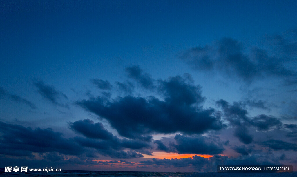 夜幕下的绚烂天空