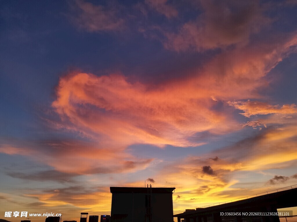城市上空绚丽的晚霞