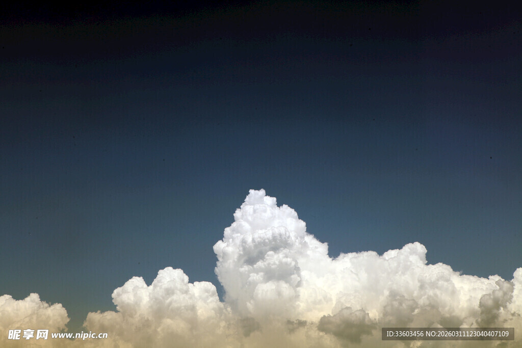 天空中的蓬松白云