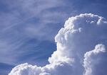 蓝天中的蓬松云朵
