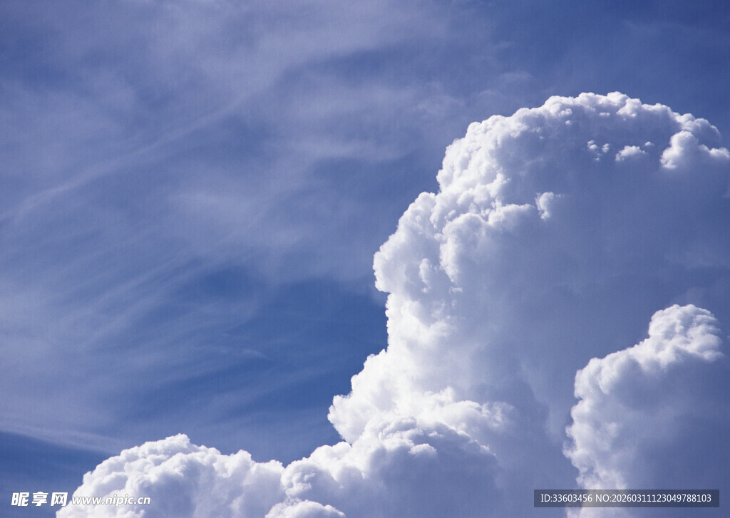 蓝天中的蓬松云朵