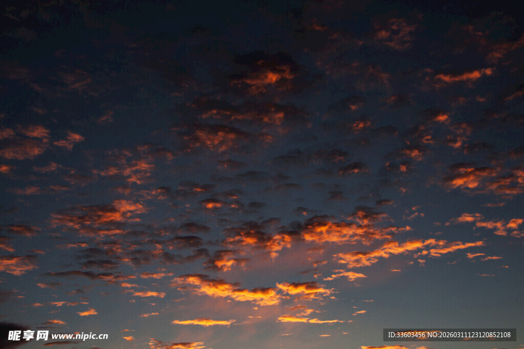 夕阳下绚烂的天空云彩