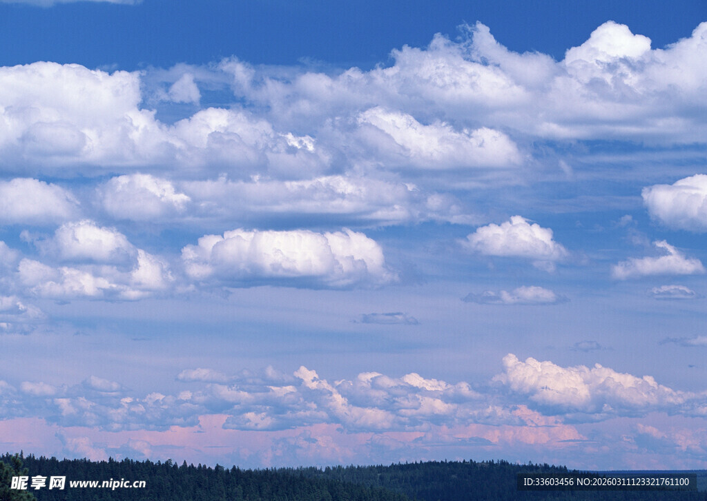 蓝天之上的梦幻云朵