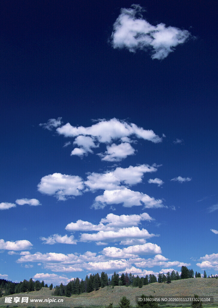 蓝天草原上的白云美景