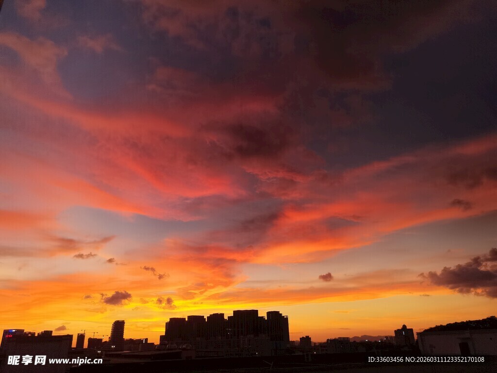 城市上空绚丽的火烧云