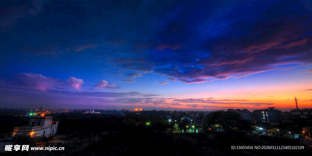 城市黄昏绚丽天际线