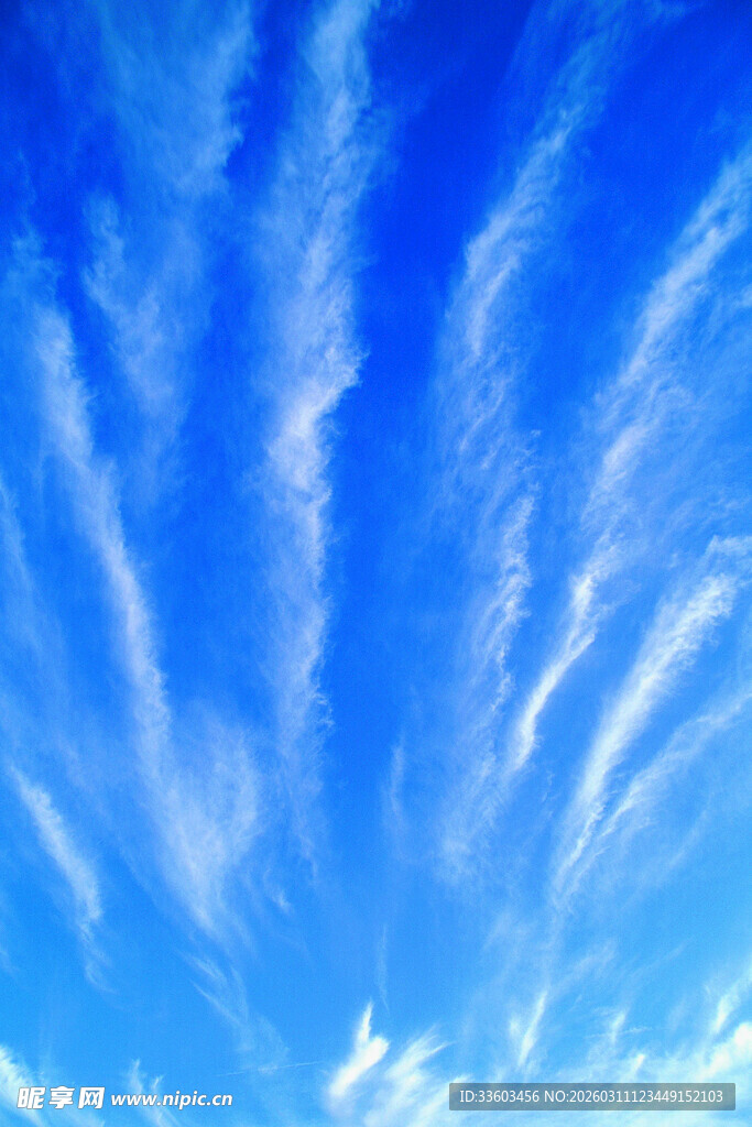 蔚蓝天空中的丝状云彩