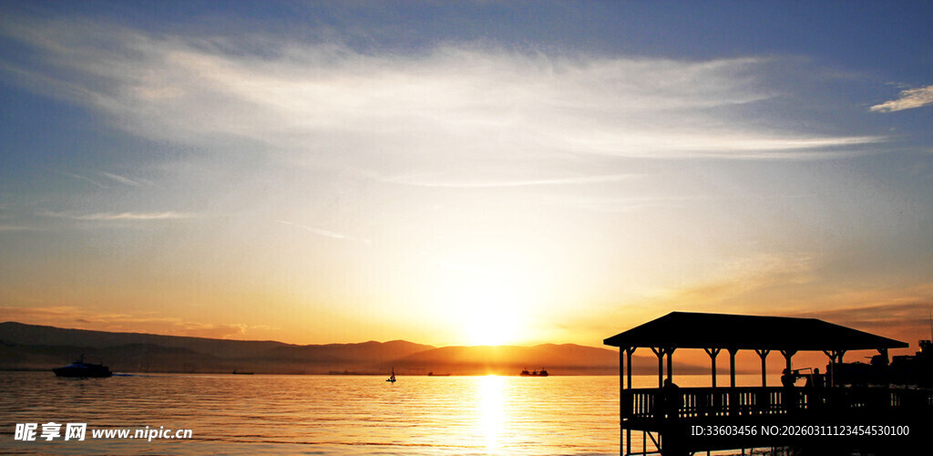 海边日落时的宁静码头