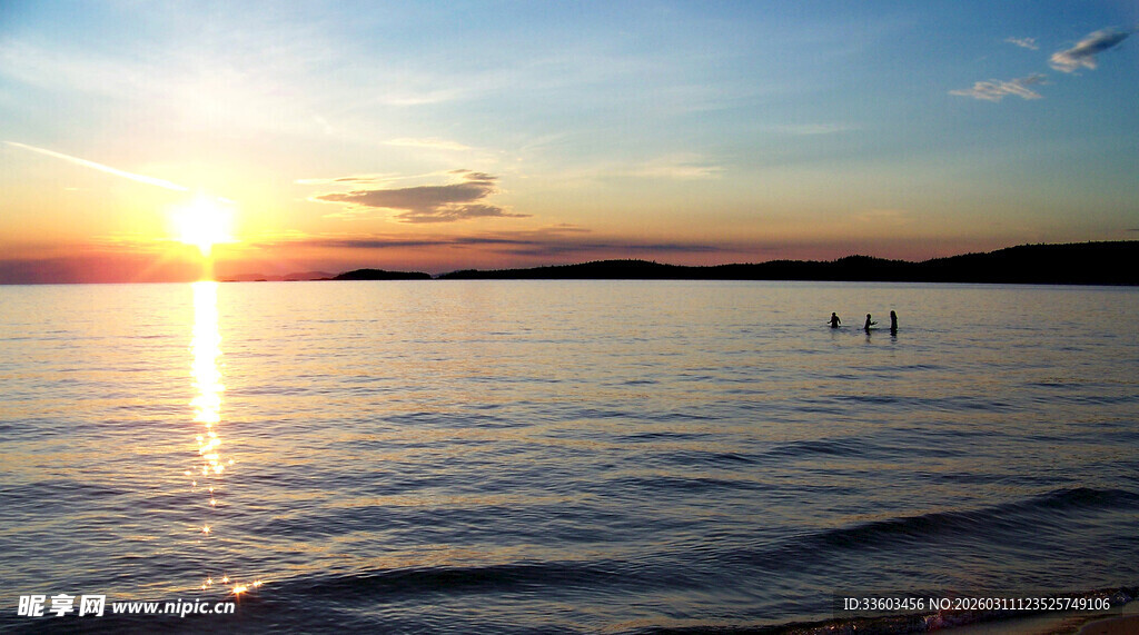 夕阳下的宁静海面