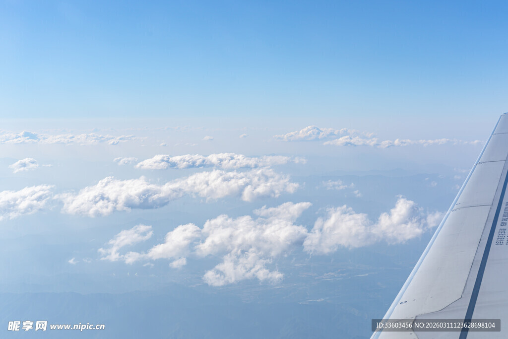 机窗外的云端美景
