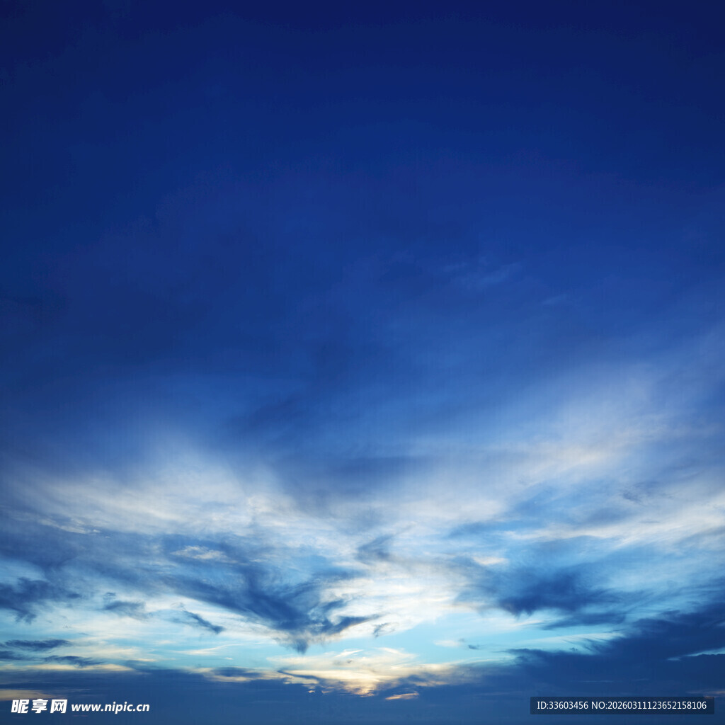 梦幻蓝色天空中的绚丽云彩