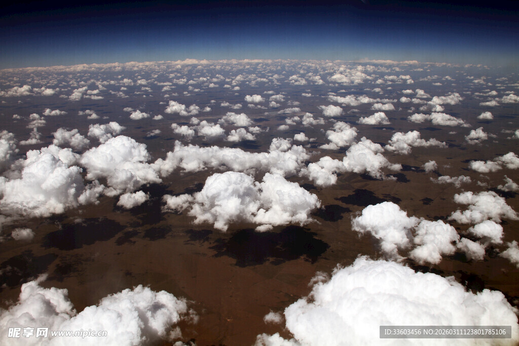 高空俯瞰壮丽云海景观